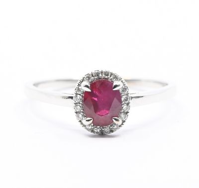 Gros plan sur une bague sertie d'un rubis et de diamants, sur fond blanc