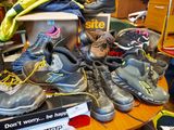 de nombreuses paires de chaussures posées sur une table