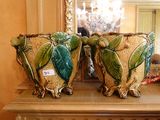 deux vases posés sur une cheminée, avec un miroir en arrière-plan