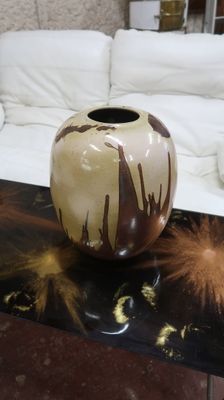 un vase posé sur une table dans un salon
