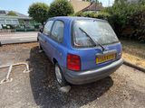 une voiture bleue garée dans un parking