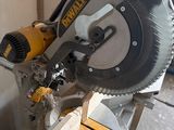 une scie circulaire utilisée pour couper un morceau de bois