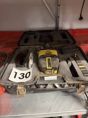 une caisse à outils avec des outils posés sur une table