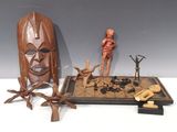 une figurine en bois posée à côté d'un jeu de société