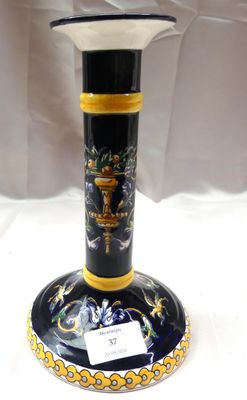 un vase noir et doré avec un couvercle blanc