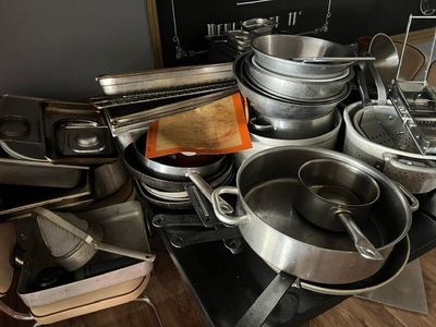 le nombre de casseroles et de poêles qui se trouvent sur une table