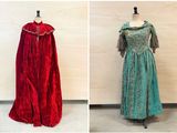 Trois robes sont exposées sur un présentoir à mannequin dans une pièce