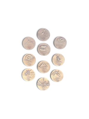 plusieurs pièces de monnaie sont disposées en cercle sur une surface blanche