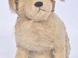 un chien en peluche assis sur une surface blanche