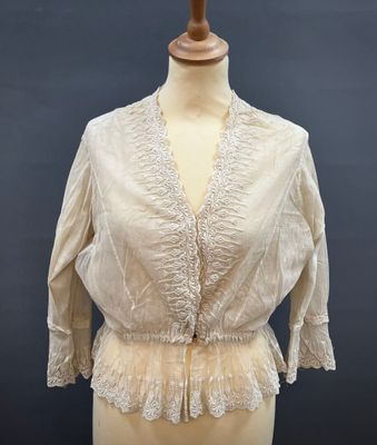 un chemisier de femme sur un mannequin, un mannequin, un mannequin, un mannequin, un mannequin, un mannequin, un mannequin, un mannequin, un mannequin, un mannequin