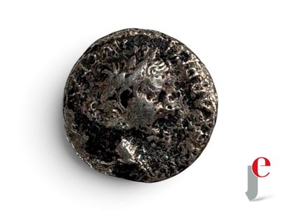 un gros plan d'une pièce de monnaie avec un visage dessus