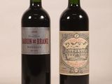 deux bouteilles de vin rouge posées l'une à côté de l'autre sur une table