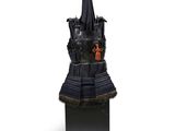 une statue représentant une femme vêtue d'une robe noire ornée de fourrure