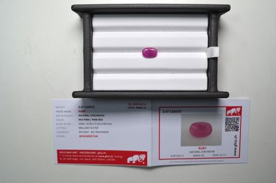 la photo d'une pierre rose dans une boîte