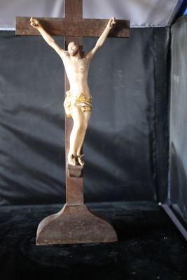 une statue de Jésus sur une croix dans une pièce