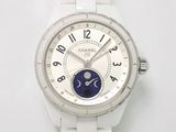 une montre blanche dotée d'un cadran bleu représentant la lune