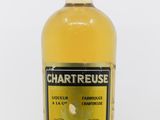 une bouteille de whisky chartreuse sur fond blanc