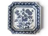 une assiette bleue et blanche ornée d'un motif floral
