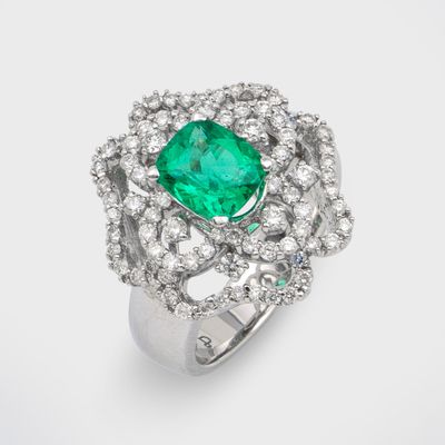 une bague en émeraude et diamant, par van cleef