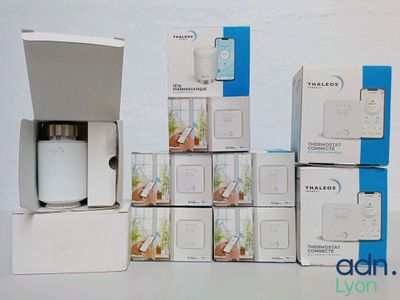 de nombreuses boîtes contenant des appareils électroniques posées sur une table