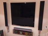 un téléviseur à écran plat fixé au mur d'un salon