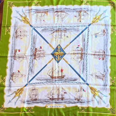 foulard carré vert et blanc orné d'une illustration représentant un bateau