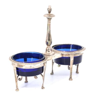 paire de bougeoirs en verre argenté et bleu, sur socle