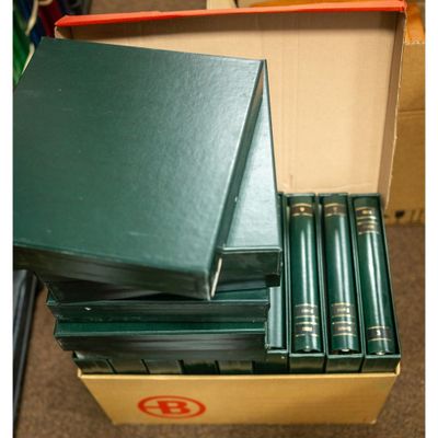 beaucoup de livres dans une boîte posée sur le sol