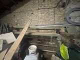 une photo d'une pièce où il y a beaucoup de bois