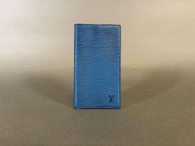 Louis Vuitton. Porte-répertoire en cuir épi bleu.