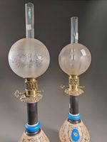 Paire de lampes à pétrole à fut en porcelaine polychrome et … (photo 4)