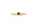 une bague en or sertie d'un diamant noir
