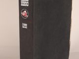 un vieux livre à la couverture noire posé sur une table