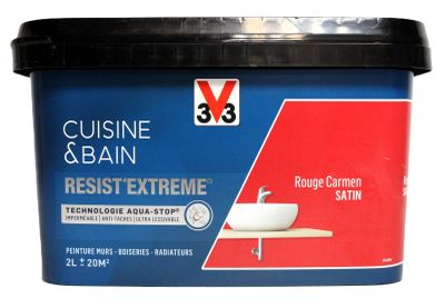 un gros plan sur un récipient contenant de la nourriture posé sur une surface blanche