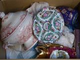 une boîte remplie d'objets divers, notamment une théière, un pot à thé et une paire de ciseaux