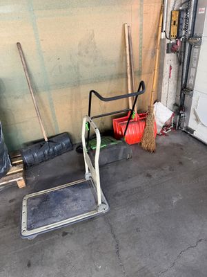 tout un tas d'outils qui traînent dans le garage