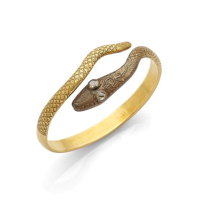 une bague en forme de tête de serpent en or, ornée d'un diamant au centre