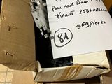 une boîte en carton sur laquelle est posée une pancarte, posée par terre