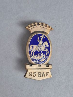 une image représentant un insigne bleu et or sur lequel figure un homme à cheval