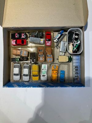 une boîte d'objets assortis posée sur une table