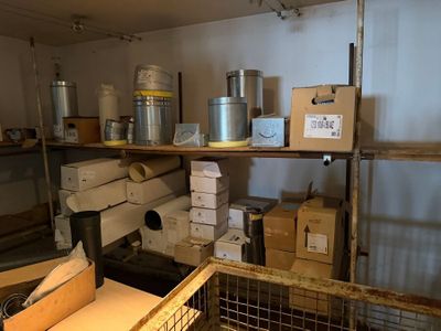 une pièce avec beaucoup de boîtes et de cartons sur les étagères