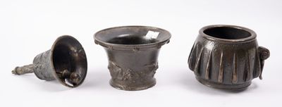 trois tasses posées côte à côte sur une surface blanche