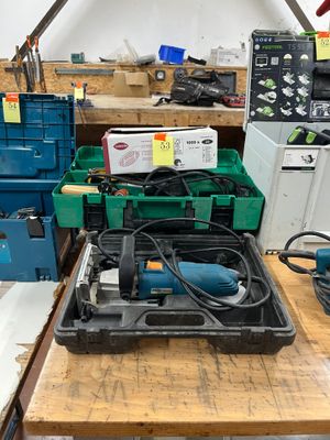 une table sur laquelle sont posés des outils, dans un atelier