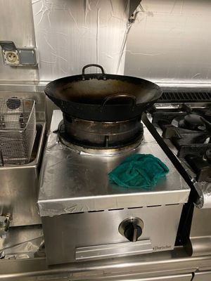 une poêle sur la cuisinière dans la cuisine