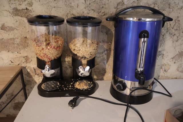 Distributeur de Cornflakes double et bouilloire NAVARIS
