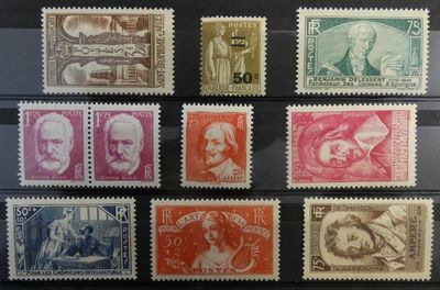 Plusieurs types de timbres sont exposés dans une vitrine.