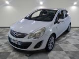 une photo d'une opel blanche garée dans un garage