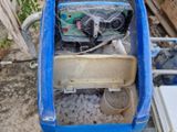 une boîte bleue contenant une pompe à eau