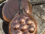deux casseroles posées sur une table de pique-nique