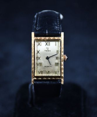 un gros plan d'une montre en or ornée de chiffres romains